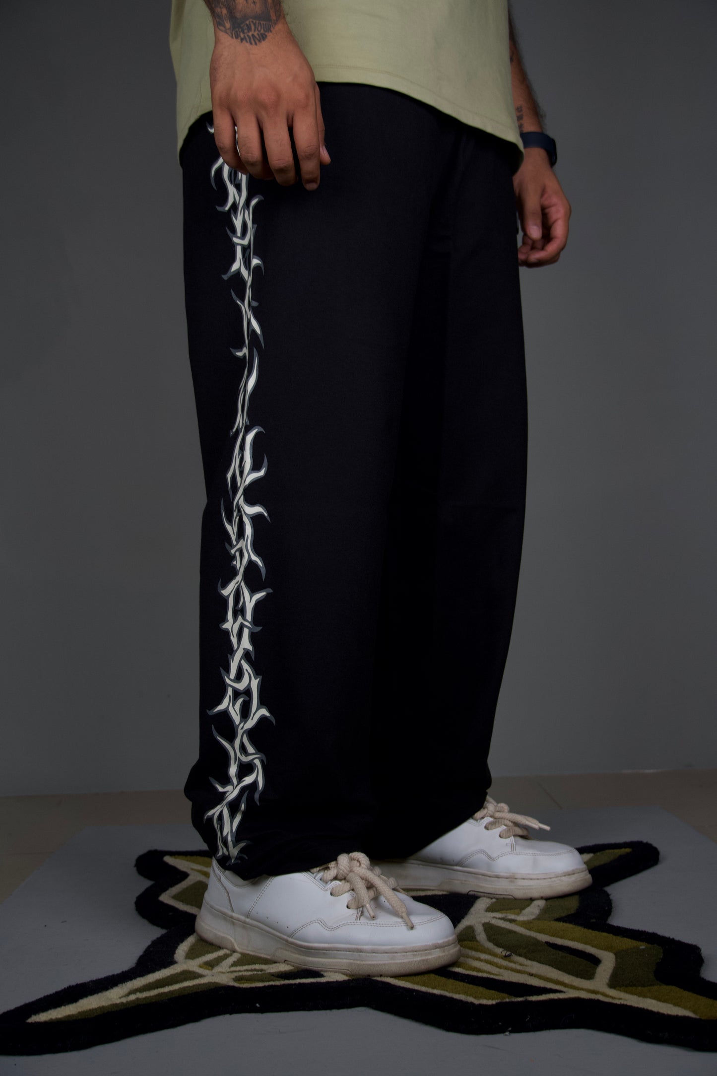 Thorn sweatpants/ Bone