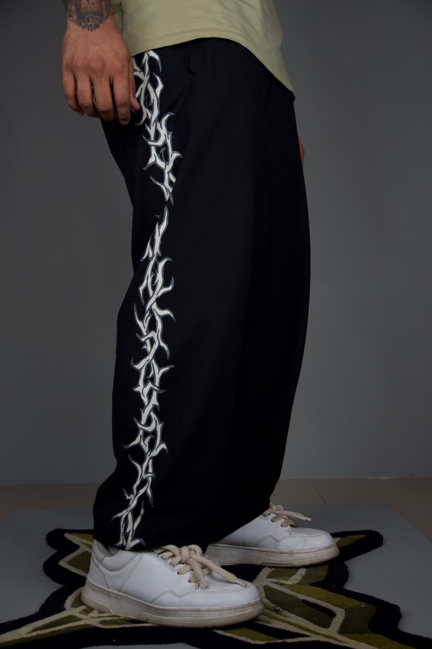 Thorn sweatpants/ Bone