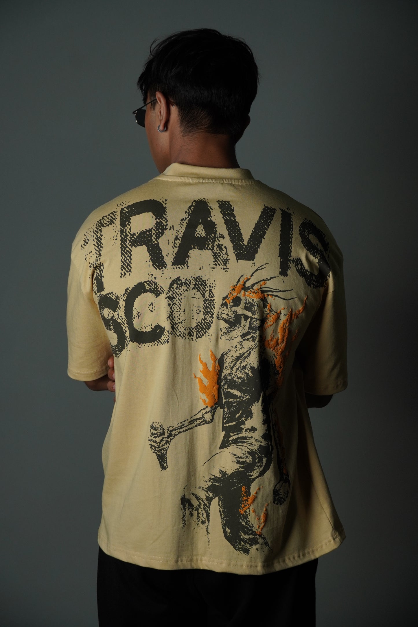 Travis tee ( Sandstorm )